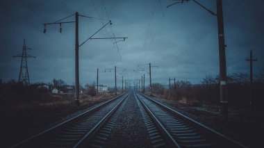 Demiryolu mesafe içine gider. Bulutlu bir sonbahar günü