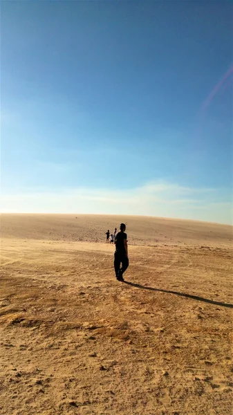 Çölde yürüyen bir adam
