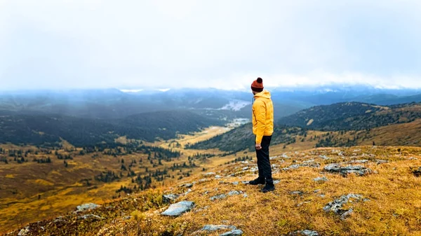 Mannen i gula berget i — Stockfoto