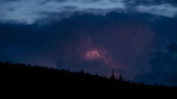 Un fulmine colpisce lontano nel — Foto Stock