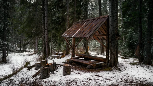 Gazebo en el bosque en invierno — Foto de Stock