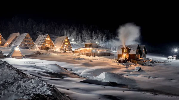 Cabañas de montaña en los bosques nevados por la noche, el humo de la chimenea, cuento — Foto de Stock