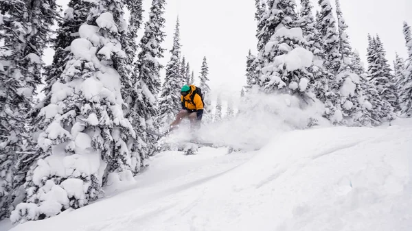 Un snowboarder vuela, saltando en el trampolín invierno nieve tren — Foto de Stock