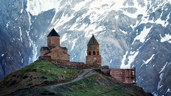 İlkbaharda Kazbegi 'deki Kutsal Üçlü Gergeti Trinity Kilisesi