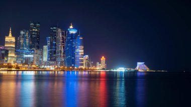 Katar, Doha 'nın su üzerindeki deniz yansıması üzerinden gece görüşü