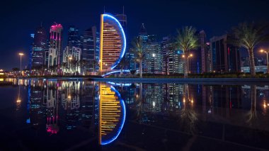 Gece Doha, yüksek binaların sularına yansıdı.