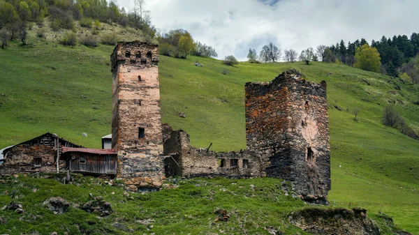 Tepedeki eski kule Georgia Svaneti