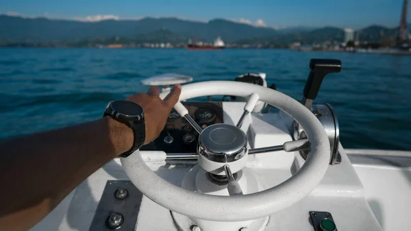 Tekne beyaz direksiyon ve el