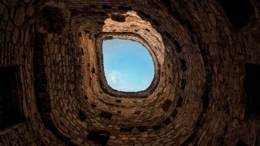 Fotoğrafın içindeki taş kule.