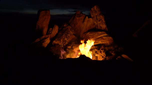 Fuoco notturno rivestito di pietre, gettare la legna da ardere primo piano — Video Stock