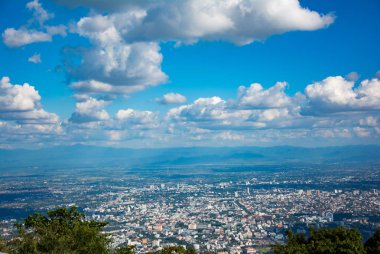 Yeşil orman, mavi gökyüzü bulutlu ile güzel manzaralı dağ ve şehir. Relax, konumlar için iyi Kuzey Tayland seyahat.