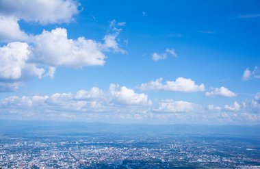 Güzel dağ manzaralı yeşil orman, mavi gökyüzü ile ve bulutlu. Relax, konumlar için iyi Kuzey Tayland seyahat.
