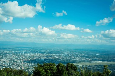 Yeşil orman, mavi gökyüzü bulutlu ile güzel manzaralı dağ ve şehir. Relax, konumlar için iyi Kuzey Tayland seyahat.