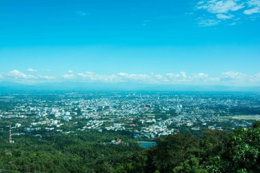 Yeşil orman, mavi gökyüzü bulutlu ile güzel manzaralı dağ ve şehir. Relax, konumlar için iyi Kuzey Tayland seyahat.