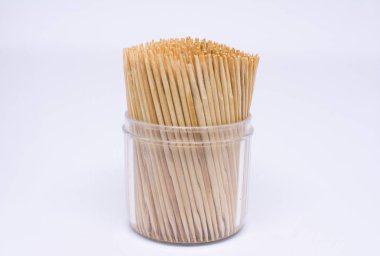 Beyaz arkaplanda izole edilmiş tahta kürdanlar