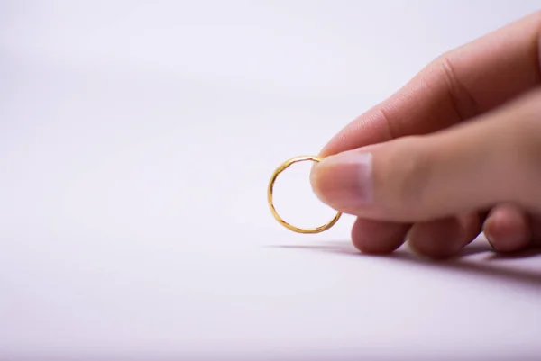 The golden ring held in woman's hand — Stock Photo, Image