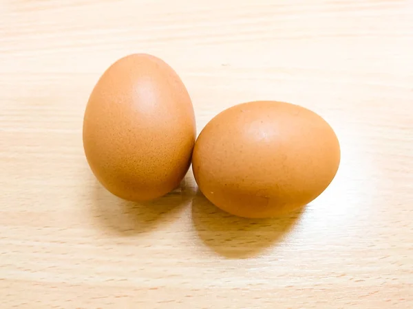 Два яйца лежат на деревянном столе — стоковое фото