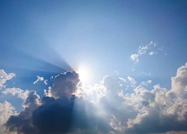 Putih berbulu awan dan matahari mencerminkan, di langit biru — Stok Foto
