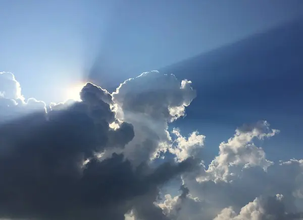 白いふわふわの雲と太陽の反射は 青空には 積雲は明るい朝に発生します 背景または表示 背景の場合 — ストック写真