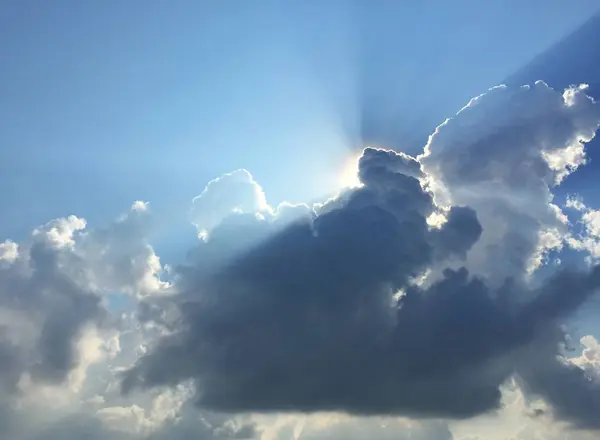 Awan Putih Berbulu Dan Matahari Memantulkan Langit Biru Cumulus Terjadi — Stok Foto