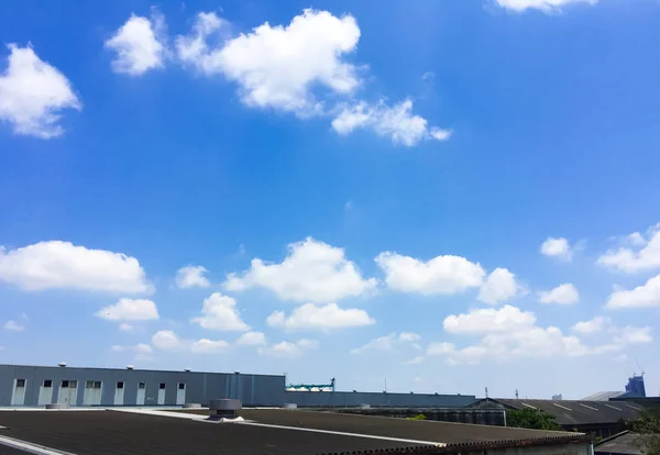 Awan putih di langit biru di hari yang cerah — Stok Foto