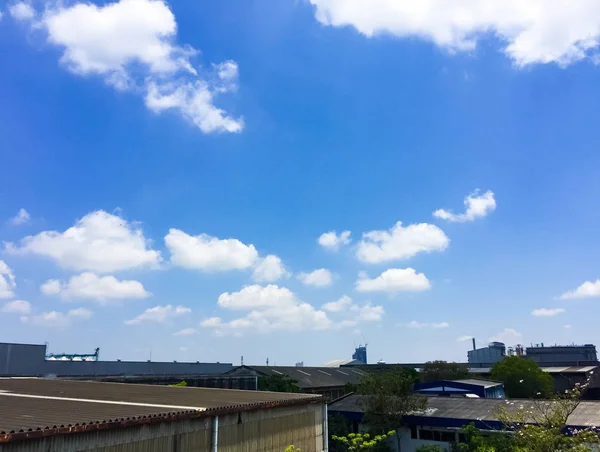 Awan putih di langit biru di hari yang cerah — Stok Foto