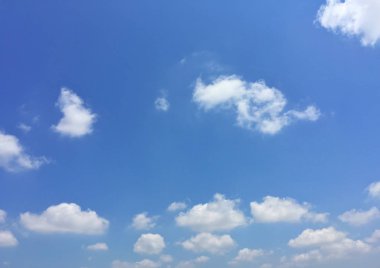 Mavi gökyüzünde beyaz bulutlar