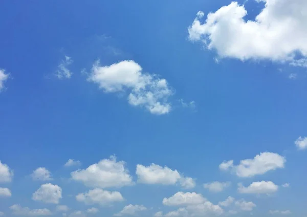 青い空に白いふわふわの雲 積雲は明るい日で発生します 背景や表示や背景に — ストック写真