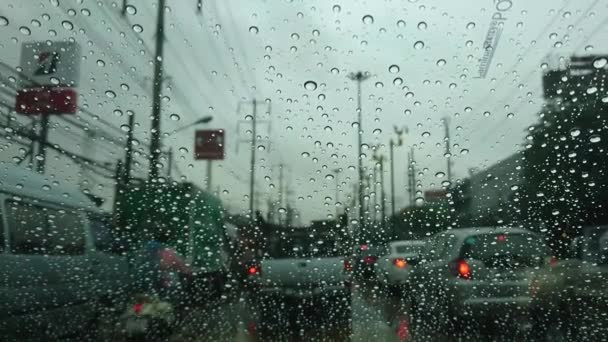 2018年4月28日 在雨天和交通堵塞 雨落在挡风玻璃或风盾上太多了 上面有很多水滴 这段录像或片段是在车里拍的 — 图库视频影像