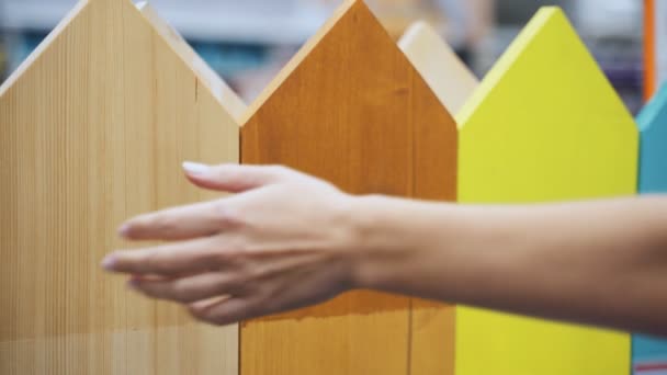 Žena se dotýká malované dřevěné desky — Stock video