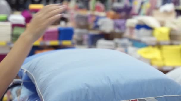 Femme choisissant le bon oreiller pour son lit dans un magasin d'ameublement moderne — Video