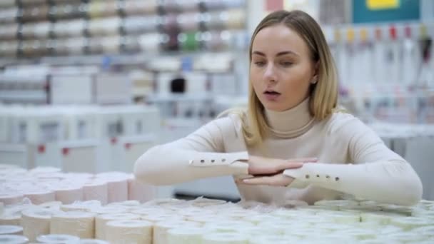 Kobieta zmęczona w centrum handlowym. — Wideo stockowe