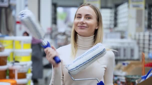 A woman holds two construction rollers in her hands — Stock Video