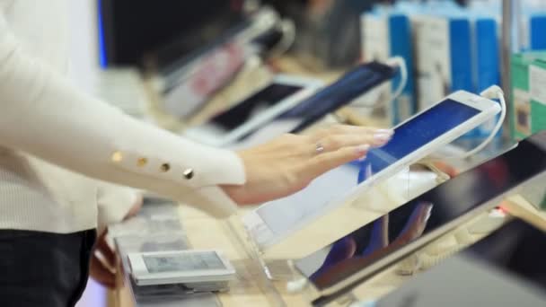 Menina escolhe produtos com um tablet no supermercado — Vídeo de Stock
