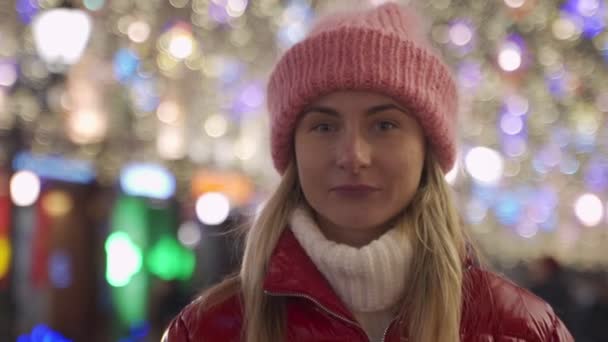 Outdoor close up portrait of young beautiful happy smiling girl, posing in street of european city. Winter fashion, Christmas holidays concept — Stock Video