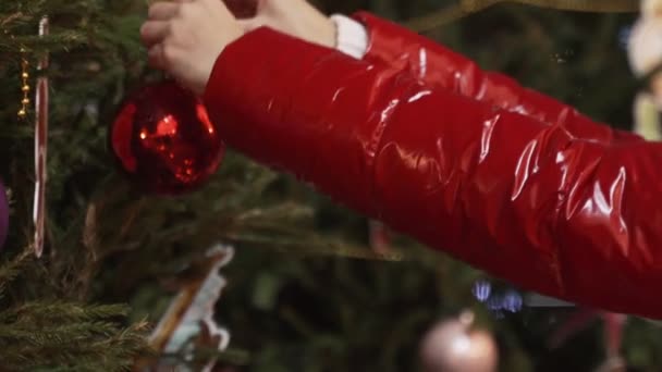 크리스마스 트리를 장식 하는 여자의 클로즈업 — 비디오