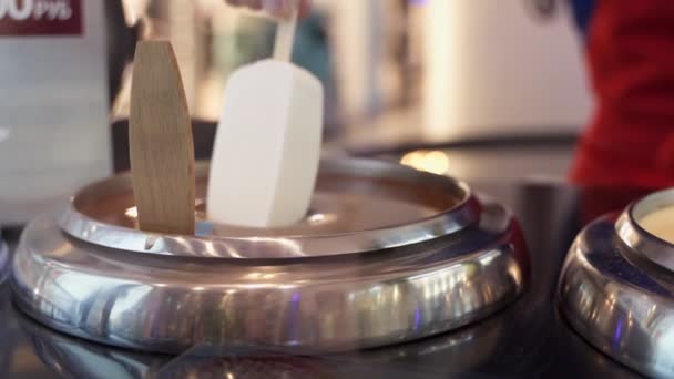 Trempette chocolat à la crème glacée. Crème glacée au service doux trempée dans du chocolat chaud . — Video