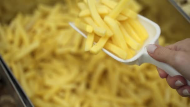 Mujer compra papas fritas en el centro comercial — Vídeo de stock