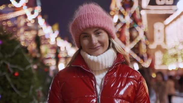 Ao ar livre perto retrato de jovem bela menina sorridente feliz, posando na rua da cidade europeia. Moda de inverno, Natal feriados conceito — Vídeo de Stock