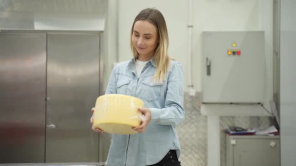 Käsemacher zeigt Käsekopf im Käselager. — Stockvideo
