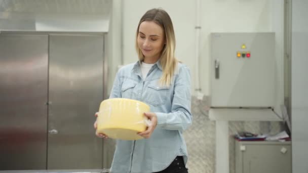 Il casaro mostra la testa di formaggio nel magazzino dei formaggi . — Video Stock