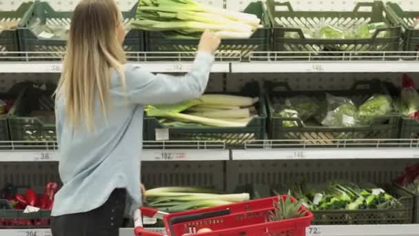 Mulher a comprar alho-porro no mercado — Vídeo de Stock