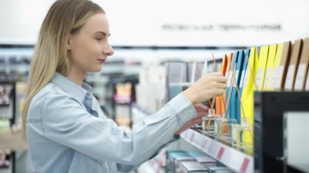 Femme choisit des bâtons de désodorisant en magasin — Video