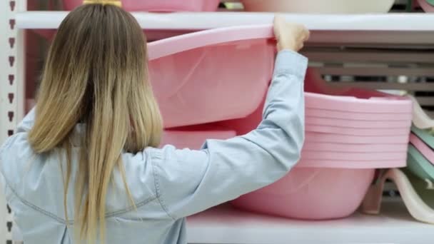 Gaie femme enceinte achète bain pour bébé dans le magasin de marchandises pour enfants — Video