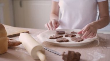 Noel pastanesi. Zencefilli kurabiye hamuru kesen kadın. Kutlama yemekleri, yemek pişirme süreci, aile yemekleri, Noel ve Yeni Yıl gelenekleri konsepti