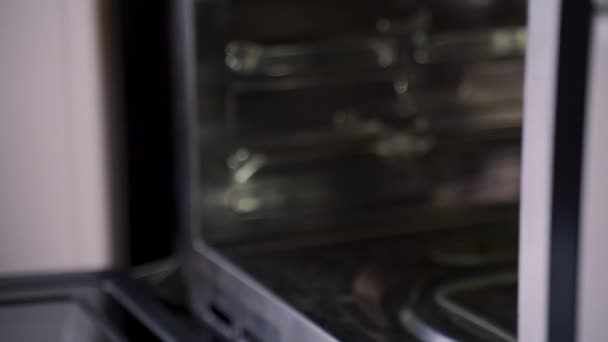 Pain d'épice Biscuits sur plateau noir prêts à être mis au four 