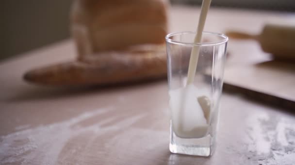 Verser le lait dans un verre dans la cuisine — Video