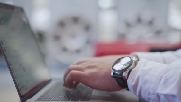 Primo piano di una mano Mans utilizzando il computer portatile — Video Stock