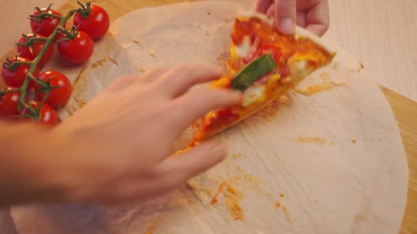 Žena popadne poslední pizzu plátek a ponechává prázdné řemeslné dodávky krabice zklamaný muž — Stock video