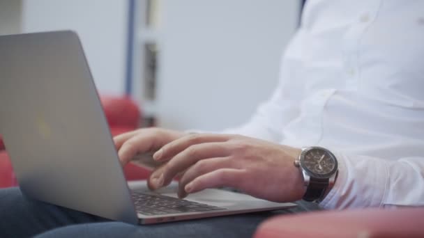 Close-up de uma mão Mans usando laptop — Vídeo de Stock